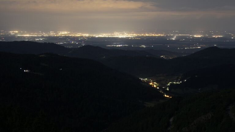 Dieses Bild zeigt eine Webcam-Aufnahme vom Achertal, aufgenommen am Dienstag, den 15.07.2025 um 03:30 Uhr. Die Temperatur betrug 16.1°C.