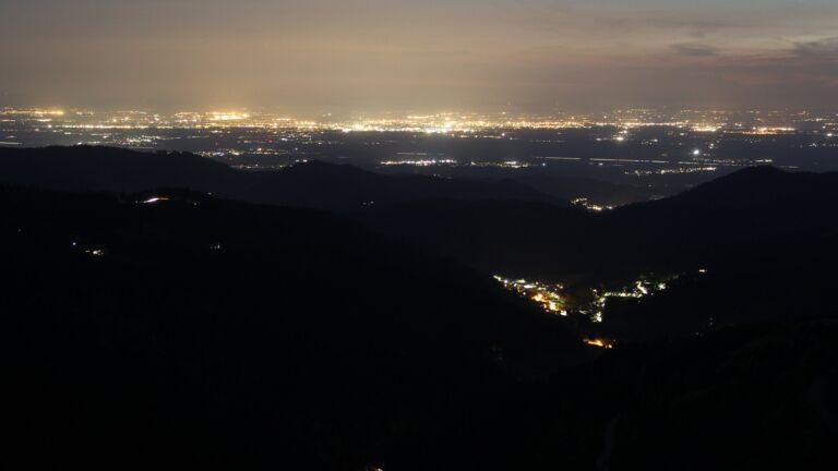 Dieses Bild zeigt eine Webcam-Aufnahme vom Achertal, aufgenommen am Donnerstag, den 01.05.2025 um 22:10 Uhr. Die Temperatur betrug 17.7°C.