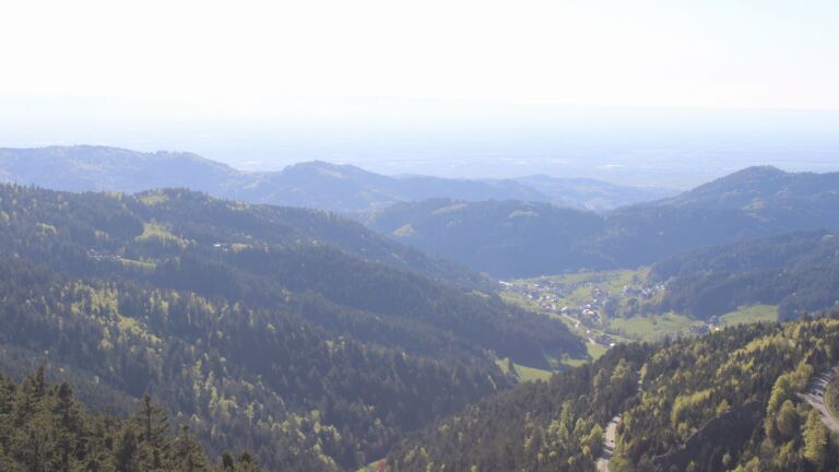 Dieses Bild zeigt eine Webcam-Aufnahme vom Achertal, aufgenommen am Donnerstag, den 23.04.2026 um 18:00 Uhr. Die Temperatur betrug 13.5°C.