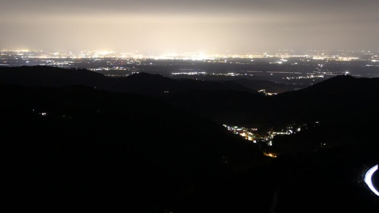 Dieses Bild zeigt eine Webcam-Aufnahme vom Achertal, aufgenommen am Mittwoch, den 29.10.2025 um 21:00 Uhr. Die Temperatur betrug 10.4°C.