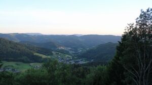 Dieses Bild zeigt eine Webcam-Aufnahme vom Achertal, aufgenommen am Samstag, den 13.06.2026 um 21:10 Uhr. Die Temperatur betrug 18.8°C.