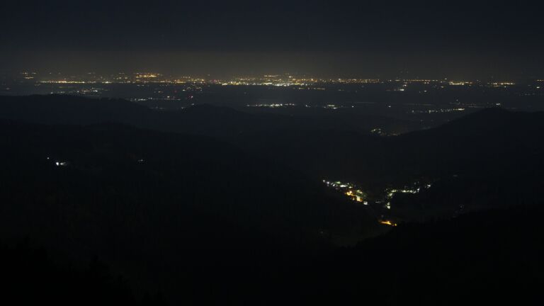 Dieses Bild zeigt eine Webcam-Aufnahme vom Achertal, aufgenommen am Montag, den 13.10.2025 um 01:00 Uhr. Die Temperatur betrug 5.8°C.