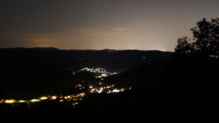 Dieses Bild zeigt eine Webcam-Aufnahme vom Achertal, aufgenommen am Samstag, den 15.08.2026 um 01:00 Uhr. Die Temperatur betrug 27.9°C.