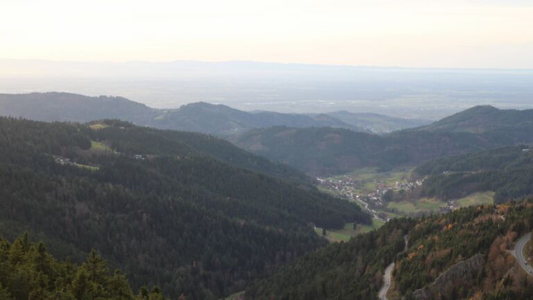 Dieses Bild zeigt eine Webcam-Aufnahme vom Achertal, aufgenommen am Donnerstag, den 13.11.2025 um 16:20 Uhr. Die Temperatur betrug 14.7°C.