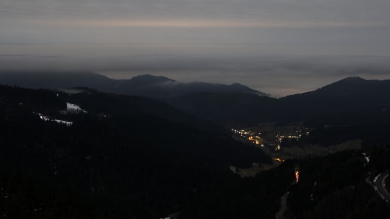 Dieses Bild zeigt eine Webcam-Aufnahme vom Achertal, aufgenommen am Sonntag, den 01.02.2026 um 01:00 Uhr. Die Temperatur betrug 3.3°C.