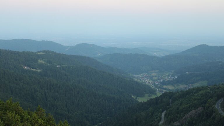 Dieses Bild zeigt eine Webcam-Aufnahme vom Achertal, aufgenommen am Donnerstag, den 12.06.2025 um 05:30 Uhr. Die Temperatur betrug 12.2°C.