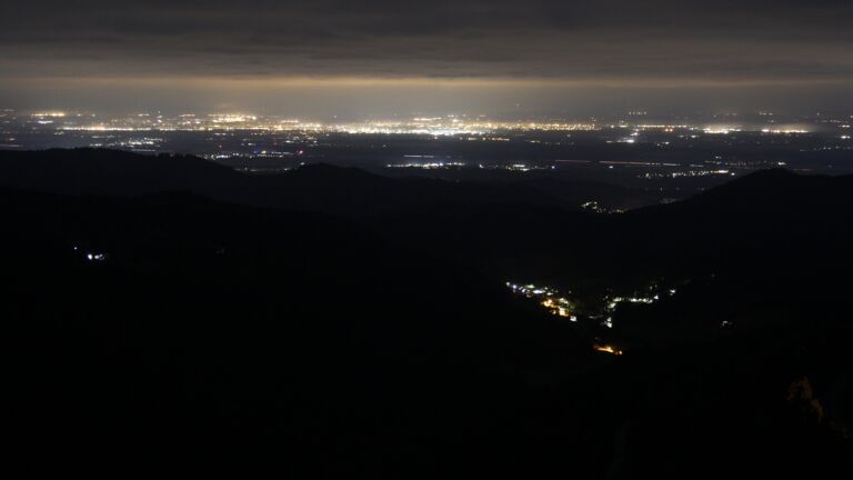 Dieses Bild zeigt eine Webcam-Aufnahme vom Achertal, aufgenommen am Dienstag, den 14.10.2025 um 04:00 Uhr. Die Temperatur betrug 6.4°C.