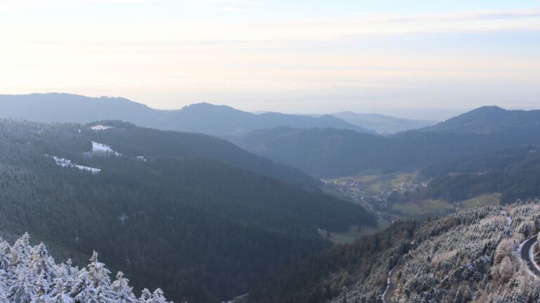 Dieses Bild zeigt eine Webcam-Aufnahme vom Achertal, aufgenommen am Donnerstag, den 27.11.2025 um 15:20 Uhr. Die Temperatur betrug -1.2°C.