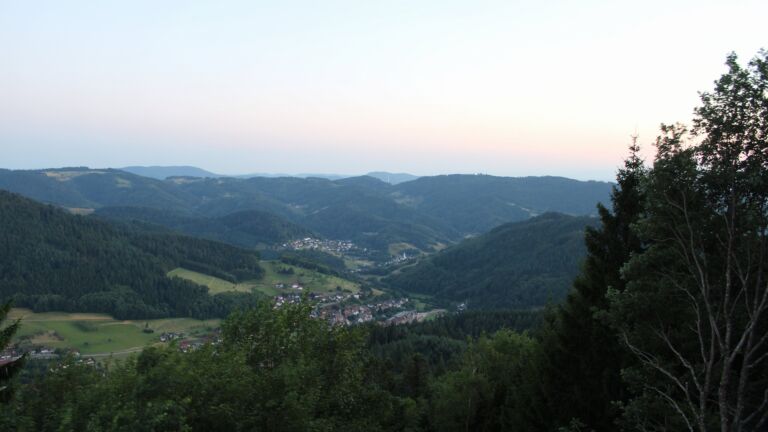 Dieses Bild zeigt eine Webcam-Aufnahme vom Achertal, aufgenommen am Samstag, den 11.07.2026 um 21:40 Uhr. Die Temperatur betrug 24.4°C.