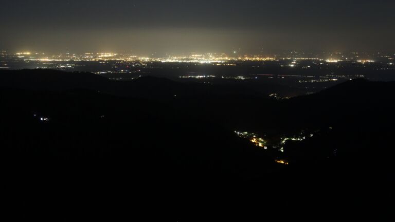 Dieses Bild zeigt eine Webcam-Aufnahme vom Achertal, aufgenommen am Samstag, den 19.07.2025 um 01:30 Uhr. Die Temperatur betrug 16.1°C.