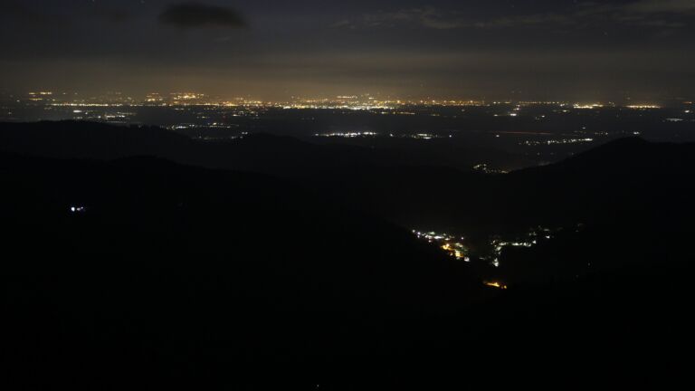 Dieses Bild zeigt eine Webcam-Aufnahme vom Achertal, aufgenommen am Mittwoch, den 15.04.2026 um 01:30 Uhr. Die Temperatur betrug 2.8°C.