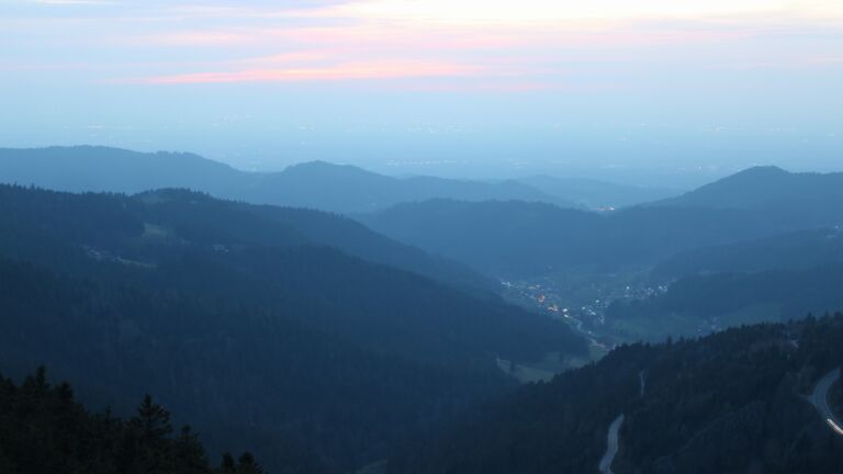 Dieses Bild zeigt eine Webcam-Aufnahme vom Achertal, aufgenommen am Dienstag, den 24.03.2026 um 19:10 Uhr. Die Temperatur betrug 7.4°C.