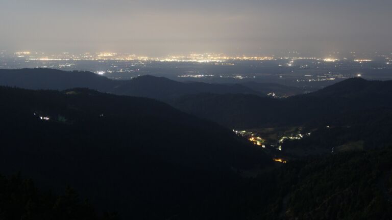 Dieses Bild zeigt eine Webcam-Aufnahme vom Achertal, aufgenommen am Freitag, den 11.07.2025 um 03:30 Uhr. Die Temperatur betrug 14°C.