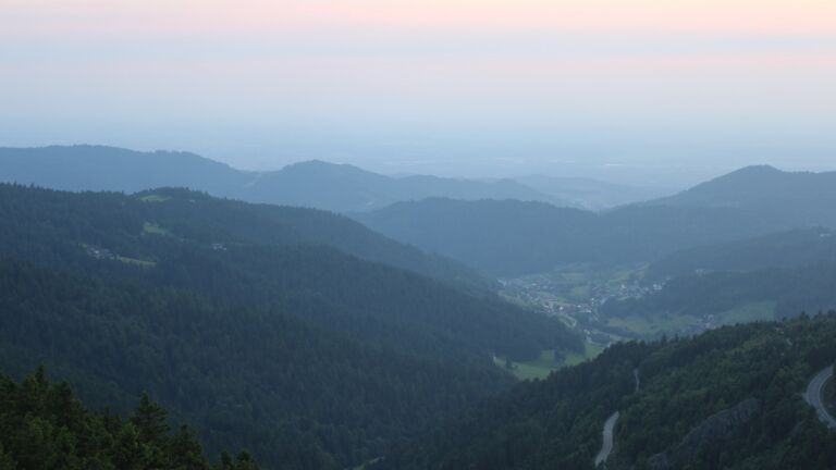 Dieses Bild zeigt eine Webcam-Aufnahme vom Achertal, aufgenommen am Montag, den 09.06.2025 um 21:10 Uhr. Die Temperatur betrug 12.9°C.