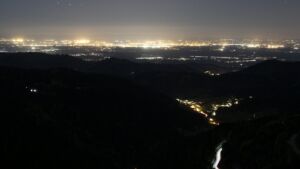 Dieses Bild zeigt eine Webcam-Aufnahme vom Achertal, aufgenommen am Freitag, den 24.04.2026 um 22:30 Uhr. Die Temperatur betrug 10.9°C.