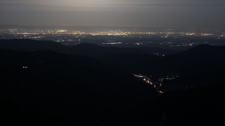 Dieses Bild zeigt eine Webcam-Aufnahme vom Achertal, aufgenommen am Dienstag, den 03.03.2026 um 06:00 Uhr. Die Temperatur betrug 7.4°C.