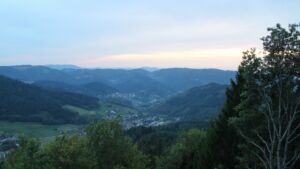 Dieses Bild zeigt eine Webcam-Aufnahme vom Achertal, aufgenommen am Montag, den 28.09.2026 um 19:10 Uhr. Die Temperatur betrug 23.6°C.