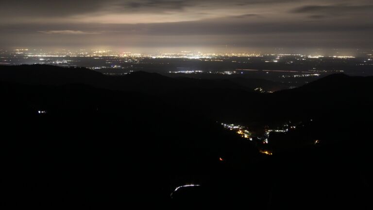 Dieses Bild zeigt eine Webcam-Aufnahme vom Achertal, aufgenommen am Samstag, den 20.12.2025 um 03:30 Uhr. Die Temperatur betrug 7.3°C.