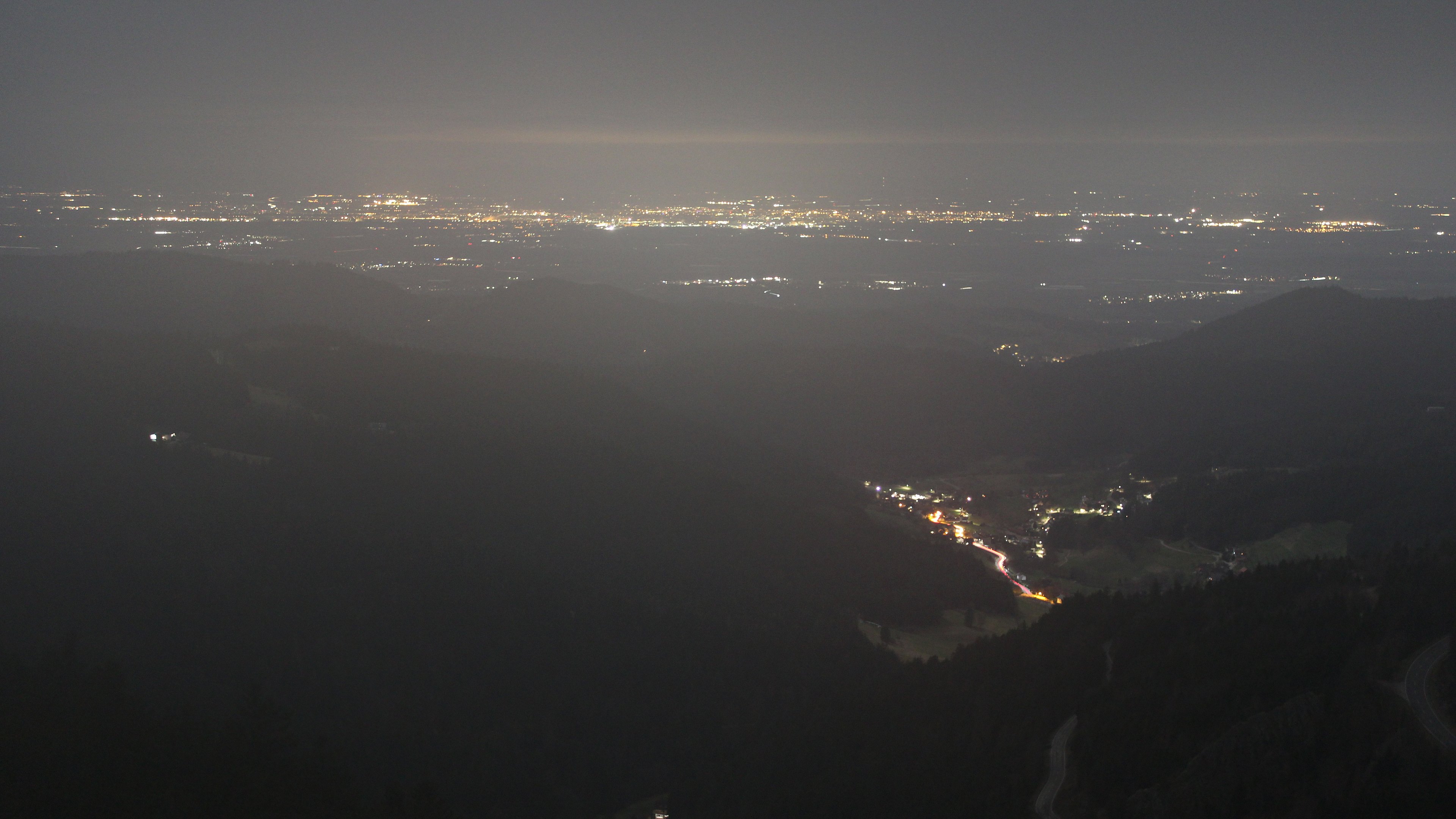 Dieses Bild zeigt eine Webcam-Aufnahme vom Achertal, aufgenommen am Sonntag, den 01.03.2026 um 00:30 Uhr. Die Temperatur betrug 2.8°C.