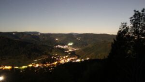 Dieses Bild zeigt eine Webcam-Aufnahme vom Achertal, aufgenommen am Dienstag, den 27.10.2026 um 19:00 Uhr. Die Temperatur betrug 15.1°C.