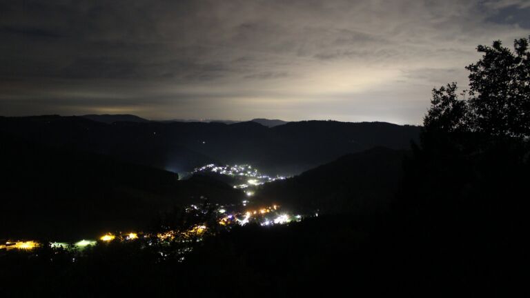 Dieses Bild zeigt eine Webcam-Aufnahme vom Achertal, aufgenommen am Montag, den 05.10.2026 um 00:30 Uhr. Die Temperatur betrug 15.2°C.