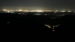 Dieses Bild zeigt eine Webcam-Aufnahme vom Achertal, aufgenommen am Donnerstag, den 09.04.2026 um 01:30 Uhr. Die Temperatur betrug 10.7°C.