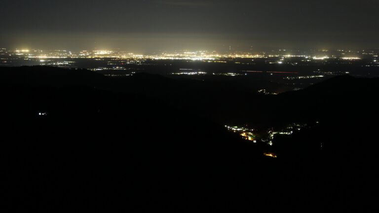 Dieses Bild zeigt eine Webcam-Aufnahme vom Achertal, aufgenommen am Donnerstag, den 09.04.2026 um 01:30 Uhr. Die Temperatur betrug 10.7°C.