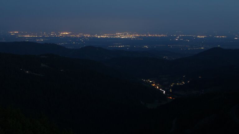 Dieses Bild zeigt eine Webcam-Aufnahme vom Achertal, aufgenommen am Freitag, den 20.06.2025 um 04:20 Uhr. Die Temperatur betrug 13.8°C.