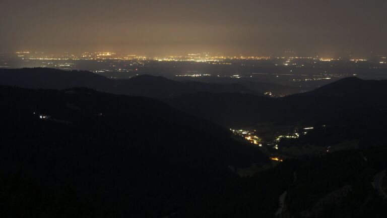 Dieses Bild zeigt eine Webcam-Aufnahme vom Achertal, aufgenommen am Freitag, den 15.08.2025 um 04:30 Uhr. Die Temperatur betrug 23.4°C.