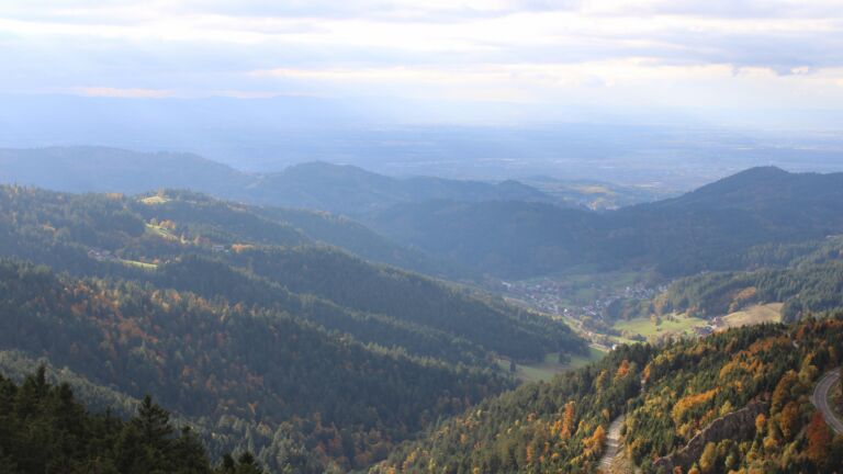 Dieses Bild zeigt eine Webcam-Aufnahme vom Achertal, aufgenommen am Mittwoch, den 15.10.2025 um 16:50 Uhr. Die Temperatur betrug 8.2°C.