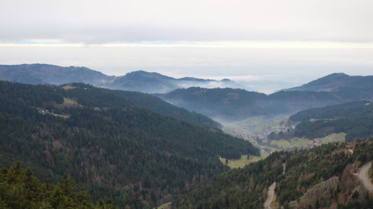 Dieses Bild zeigt eine Webcam-Aufnahme vom Achertal, aufgenommen am Donnerstag, den 04.12.2025 um 12:20 Uhr. Die Temperatur betrug 2.2°C.