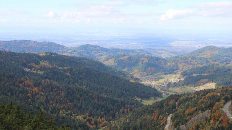 Dieses Bild zeigt eine Webcam-Aufnahme vom Achertal, aufgenommen am Samstag, den 18.10.2025 um 12:30 Uhr. Die Temperatur betrug 6.7°C.