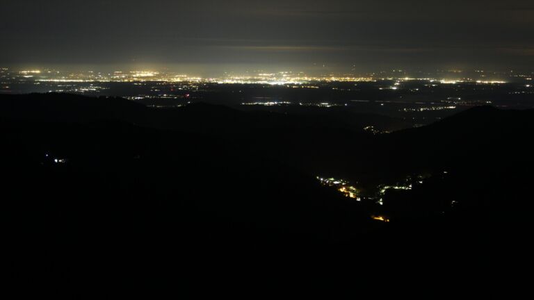 Dieses Bild zeigt eine Webcam-Aufnahme vom Achertal, aufgenommen am Freitag, den 03.10.2025 um 03:00 Uhr. Die Temperatur betrug 3.3°C.