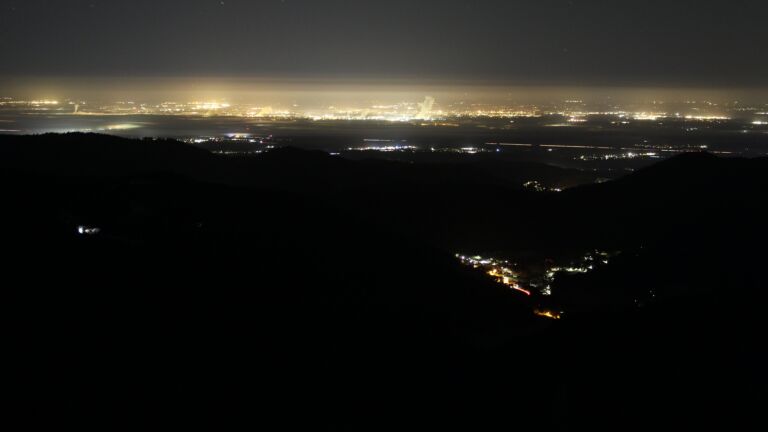 Dieses Bild zeigt eine Webcam-Aufnahme vom Achertal, aufgenommen am Dienstag, den 18.11.2025 um 05:00 Uhr. Die Temperatur betrug -3.9°C.