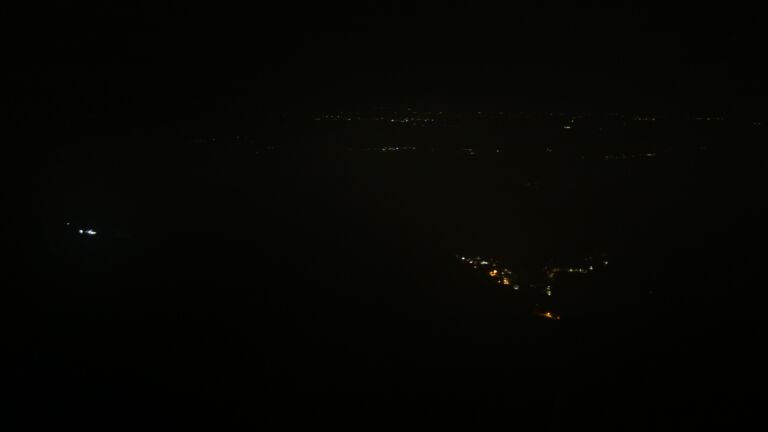 Dieses Bild zeigt eine Webcam-Aufnahme vom Achertal, aufgenommen am Dienstag, den 28.10.2025 um 02:00 Uhr. Die Temperatur betrug 2.8°C.