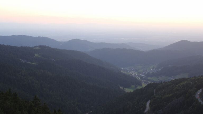 Dieses Bild zeigt eine Webcam-Aufnahme vom Achertal, aufgenommen am Montag, den 18.08.2025 um 20:50 Uhr. Die Temperatur betrug 17.2°C.