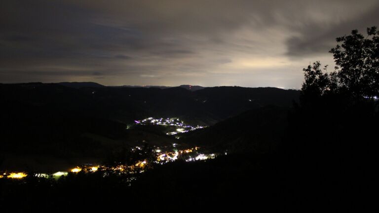 Dieses Bild zeigt eine Webcam-Aufnahme vom Achertal, aufgenommen am Donnerstag, den 20.08.2026 um 04:50 Uhr. Die Temperatur betrug 17.2°C.