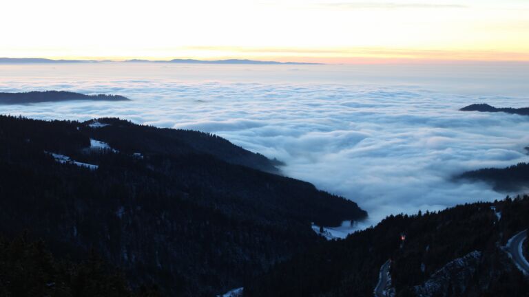 Dieses Bild zeigt eine Webcam-Aufnahme vom Achertal, aufgenommen am Samstag, den 22.11.2025 um 17:10 Uhr. Die Temperatur betrug -4°C.