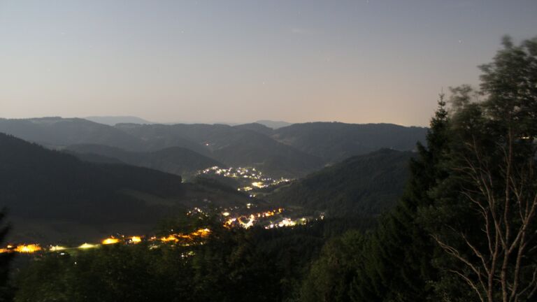 Dieses Bild zeigt eine Webcam-Aufnahme vom Achertal, aufgenommen am Freitag, den 31.07.2026 um 00:30 Uhr. Die Temperatur betrug 24.3°C.