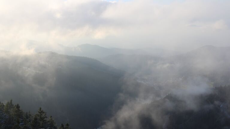 Dieses Bild zeigt eine Webcam-Aufnahme vom Achertal, aufgenommen am Dienstag, den 18.11.2025 um 15:40 Uhr. Die Temperatur betrug 0.6°C.