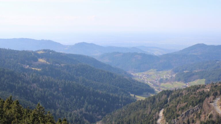 Dieses Bild zeigt eine Webcam-Aufnahme vom Achertal, aufgenommen am Dienstag, den 03.03.2026 um 14:10 Uhr. Die Temperatur betrug 9.3°C.