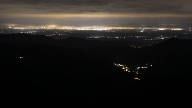 Dieses Bild zeigt eine Webcam-Aufnahme vom Achertal, aufgenommen am Freitag, den 17.10.2025 um 04:00 Uhr. Die Temperatur betrug 4.7°C.