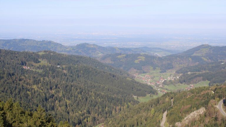 Dieses Bild zeigt eine Webcam-Aufnahme vom Achertal, aufgenommen am Samstag, den 18.04.2026 um 09:10 Uhr. Die Temperatur betrug 13.9°C.