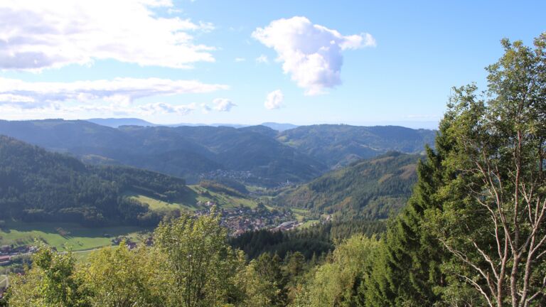 Dieses Bild zeigt eine Webcam-Aufnahme vom Achertal, aufgenommen am Montag, den 12.10.2026 um 12:30 Uhr. Die Temperatur betrug 15.2°C.