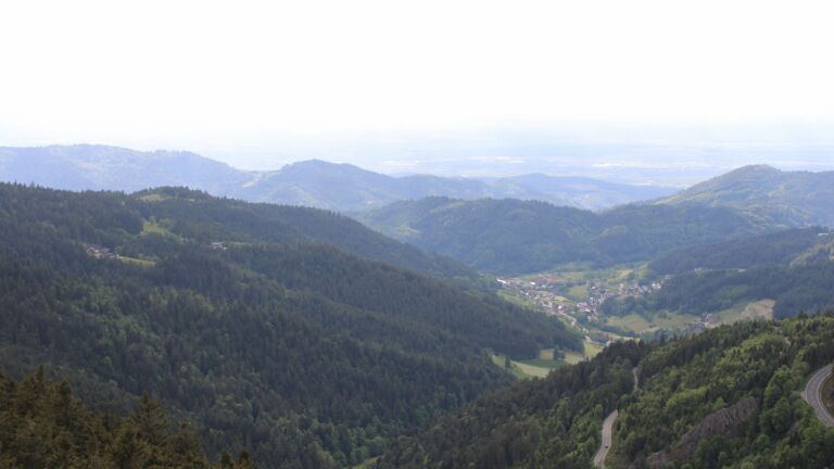 Dieses Bild zeigt eine Webcam-Aufnahme vom Achertal, aufgenommen am Freitag, den 16.05.2025 um 18:10 Uhr. Die Temperatur betrug 10°C.
