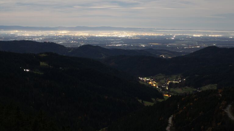 Dieses Bild zeigt eine Webcam-Aufnahme vom Achertal, aufgenommen am Mittwoch, den 05.11.2025 um 03:30 Uhr. Die Temperatur betrug 12.3°C.