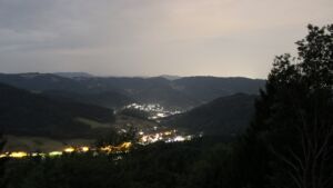 Dieses Bild zeigt eine Webcam-Aufnahme vom Achertal, aufgenommen am Dienstag, den 04.08.2026 um 03:30 Uhr. Die Temperatur betrug 23.4°C.