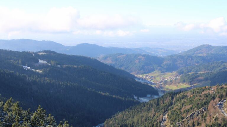 Dieses Bild zeigt eine Webcam-Aufnahme vom Achertal, aufgenommen am Dienstag, den 18.11.2025 um 13:20 Uhr. Die Temperatur betrug 3.4°C.