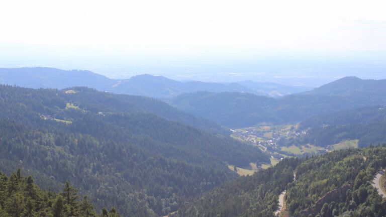 Dieses Bild zeigt eine Webcam-Aufnahme vom Achertal, aufgenommen am Samstag, den 12.07.2025 um 17:40 Uhr. Die Temperatur betrug 19.1°C.