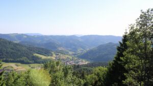 Dieses Bild zeigt eine Webcam-Aufnahme vom Achertal, aufgenommen am Mittwoch, den 27.05.2026 um 17:50 Uhr. Die Temperatur betrug 31.8°C.